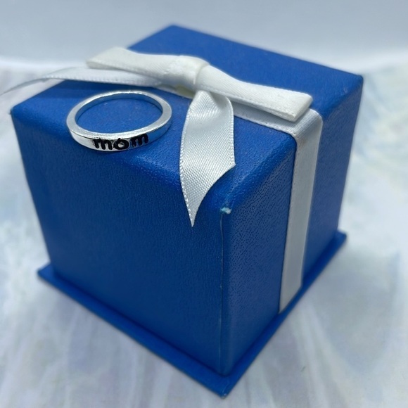 Silver “Mom” Engraved Band Ring - Picture 2 of 8